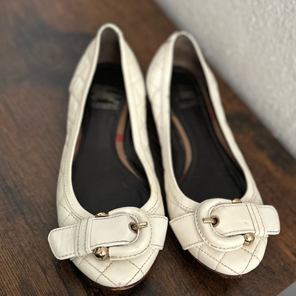 Authentic Burberry Elegant White Women's Flats
